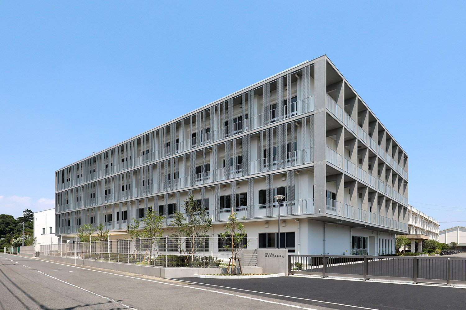 青空の下に建つ小島組の施工建築物
