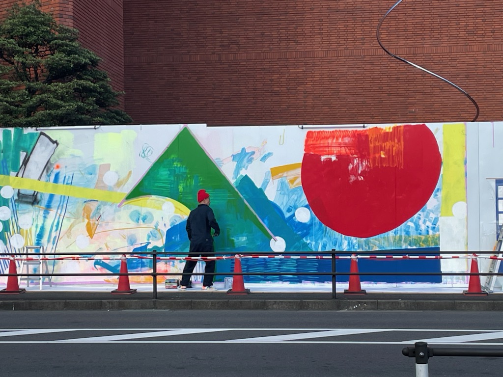 厚木市文化会館】仮囲いに描かれた井上純氏の作品が「あつぎ Art Spot